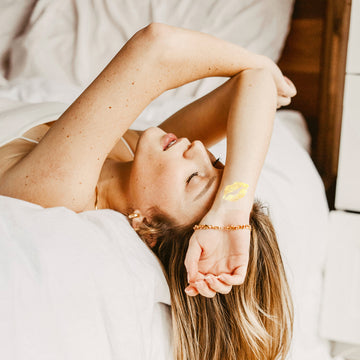 The Golden Kiss tattoo is the ultimate Valentine's Day sparkle! #FLASHTAT @FlashTattoos